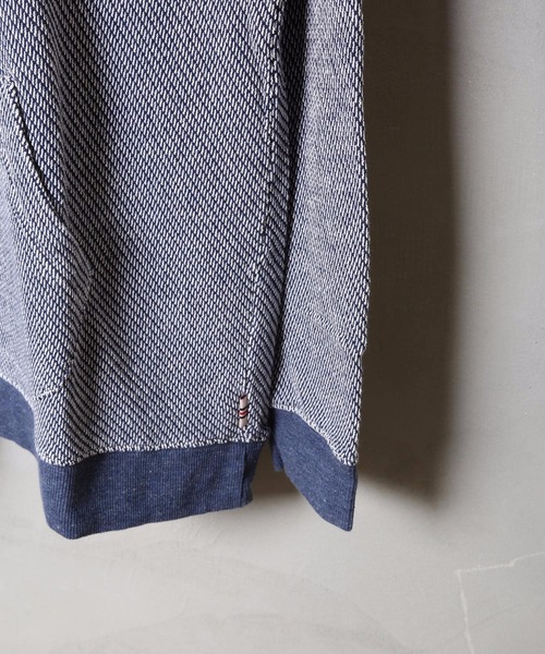 roial（ロイアル）の「FL212 / ROIAL(ロイアル) フロントブランドロゴ ダメージテイスト ユニセックスサイジング ラグラン プルオーバーパーカー（パーカー・メンズ・レッド系その他/ブラック/グレー/ブルー・MEDIUM/LARGE/SMALL）」の7枚目の写真