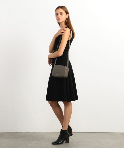 ARMANI EXCHANGE（アルマーニエクスチェンジ）の「【A|Xアルマーニ エクスチェンジ】オールオーバーロゴ　ミニショルダーバッグ（ショルダーバッグ・レディース・ブラック/ダークベージュ・FREE）」の4枚目の写真