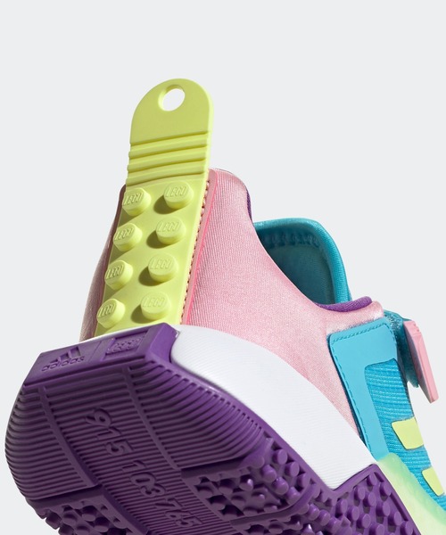 adidas（アディダス）の「LEGO アディダス スポーツ [LEGO adidas Sport] (キッズ／子供用)（スニーカー・キッズ・ライトブルー・23.5cm/19.0cm/23.0cm/20.5cm/19.5cm/25.0cm/18cm/21.5cm/17.5cm/21.0cm/17.0cm/18.5cm/24.0cm/22.0cm/20.0cm/22.5cm/24.5cm）」の6枚目の写真