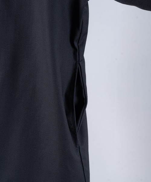 INTER FACTORY(インターファクトリー)の「ファッションインフルエンサーこーせ - スイッチングハーフジップシャツ made in INTER FACTORY(シャツ/ブラウス・メンズ・グレー/ブラック×ブルー・MEDIUM/LARGE)」の5枚目の写真