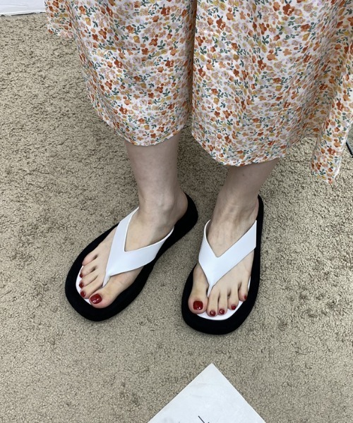 MANGROVE(マングローブ)の「デザイントングサンダル(サンダル・レディース・ホワイト/ブラック・SMALL/MEDIUM/LARGE)」の2枚目の写真