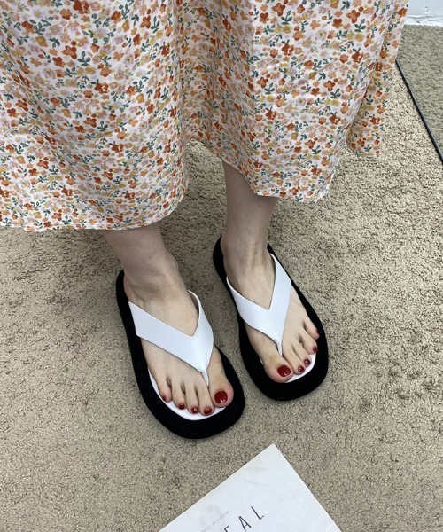 MANGROVE(マングローブ)の「デザイントングサンダル(サンダル・レディース・ホワイト/ブラック・SMALL/MEDIUM/LARGE)」の11枚目の写真