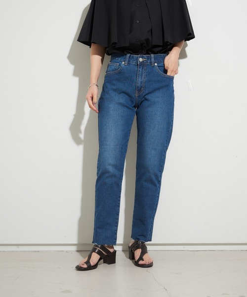 NOMINE(ノミネ)の「【展開店舗限定】カットオフテーパードデニム(デニムパンツ・レディース・ライトグレー/ブルー・X-SMALL/S/M/L)」の1枚目の写真