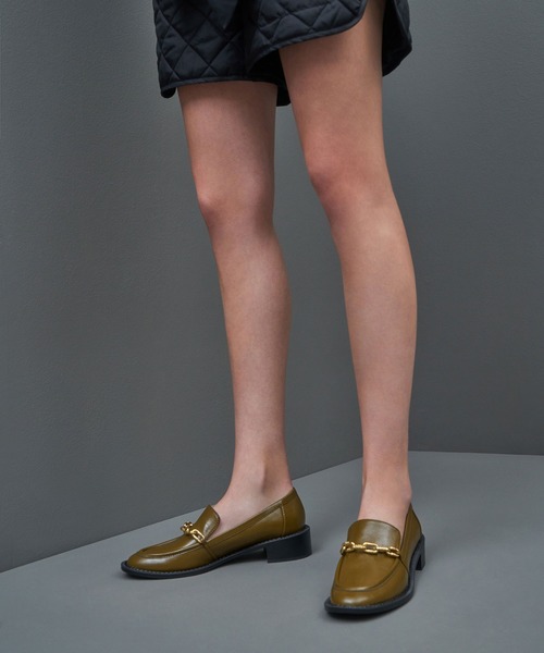 CHARLES & KEITH(チャールズ & キース)の「チャンキーチェーンリンク ローファー / Chunky Chain Link Loafers(ローファー・レディース・ブラック/オリーブ/マルチ/バーガンディー・22.5cm/23cm/23.5cm/24.5cm/25cm/25.5cm)」の20枚目の写真