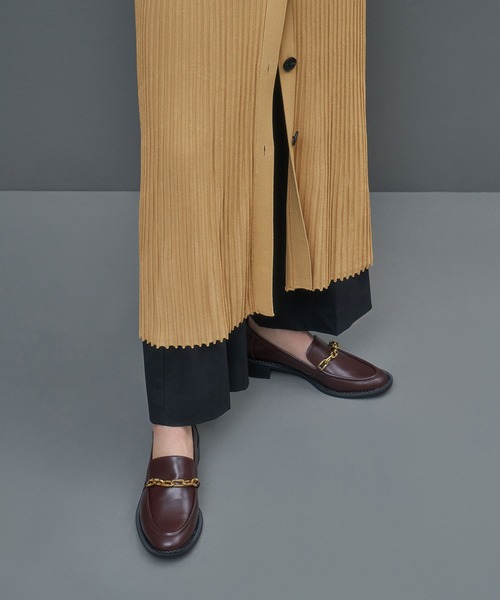 CHARLES & KEITH(チャールズ & キース)の「チャンキーチェーンリンク ローファー / Chunky Chain Link Loafers(ローファー・レディース・ブラック/オリーブ/マルチ/バーガンディー・22.5cm/23cm/23.5cm/24.5cm/25cm/25.5cm)」の6枚目の写真