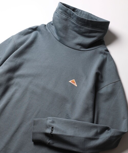 FREAK'S STORE（フリークスストア）の「WEB限定 KELTY×FREAK'S STORE/ケルティ 別注 ワンポイント ヴィンテージロゴ ボトルネックスウェット/ハイネック/ビッグシルエット（スウェット・メンズ・ブラック/グレー/ブラウン/ダークグリーン/グレイッシュブルー・SMALL/MEDIUM/LARGE/X-LARGE）」の5枚目の写真