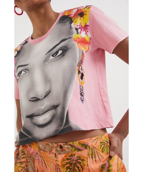 Desigual(デシグアル)の「Beaded Face Photo Crop Tee / ビーズフェイスフォトクロップティー(Tシャツ/カットソー・レディース・レッド・M/S/XL/L/XS)」の4枚目の写真