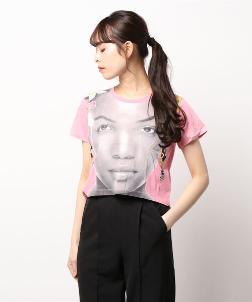 Desigual(デシグアル)の「Beaded Face Photo Crop Tee / ビーズフェイスフォトクロップティー(Tシャツ/カットソー・レディース・レッド・M/S/XL/L/XS)」の5枚目の写真