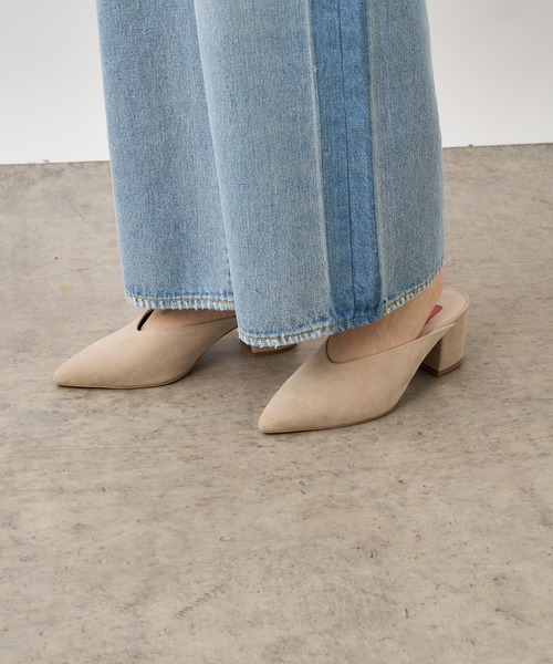 Omekashi(オメカシ)の「とんがりミュール(パンプス・レディース・ブラック/アイボリー・37/38/36)」の1枚目の写真