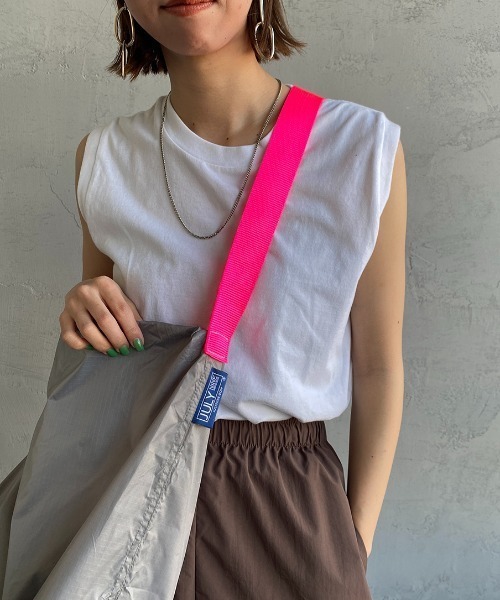 JULY NINE（ジュライナイン）の「[JULY NINE/ジュライナイン] 別注 SEQUEL ナイロンショルダーバッグ（ショルダーバッグ・レディース・ホワイト/ブラック/グレー・ONE SIZE）」の3枚目の写真