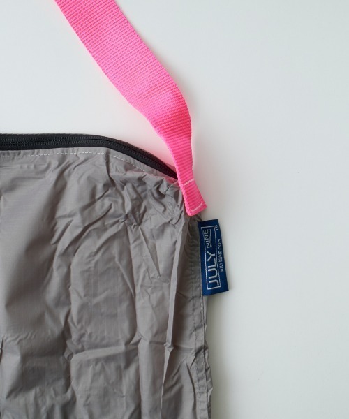 JULY NINE（ジュライナイン）の「[JULY NINE/ジュライナイン] 別注 SEQUEL ナイロンショルダーバッグ（ショルダーバッグ・レディース・ホワイト/ブラック/グレー・ONE SIZE）」の5枚目の写真