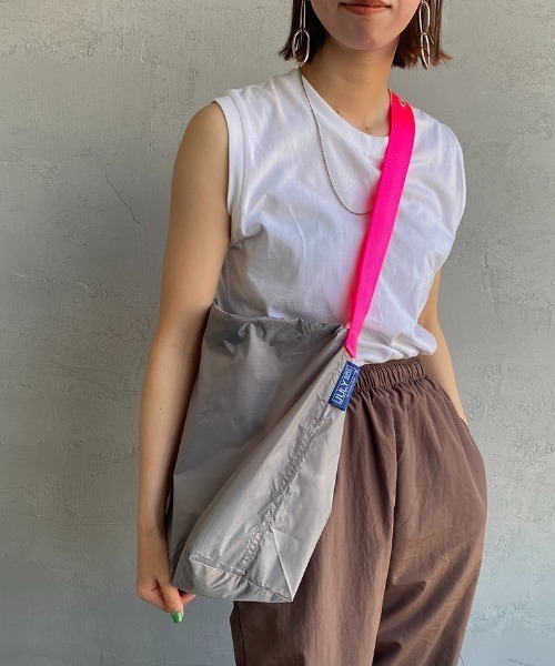 JULY NINE（ジュライナイン）の「[JULY NINE/ジュライナイン] 別注 SEQUEL ナイロンショルダーバッグ（ショルダーバッグ・レディース・ホワイト/ブラック/グレー・ONE SIZE）」の11枚目の写真