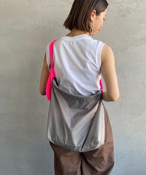 JULY NINE（ジュライナイン）の「[JULY NINE/ジュライナイン] 別注 SEQUEL ナイロンショルダーバッグ（ショルダーバッグ・レディース・ホワイト/ブラック/グレー・ONE SIZE）」の4枚目の写真