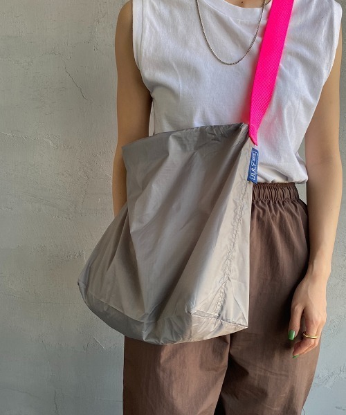 JULY NINE（ジュライナイン）の「[JULY NINE/ジュライナイン] 別注 SEQUEL ナイロンショルダーバッグ（ショルダーバッグ・レディース・ホワイト/ブラック/グレー・ONE SIZE）」の16枚目の写真