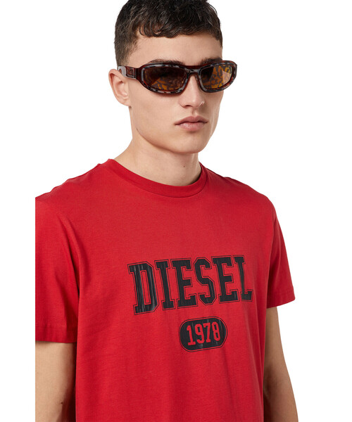 DIESEL（ディーゼル）の「メンズ Tシャツ クラック加工 サステナブル（Tシャツ/カットソー・メンズ・ホワイト/ブラック/杢グレー/レッド・LARGE/X-LARGE/X-SMALL/XX-LARGE/XXX-LARGE/SMALL/MEDIUM）」の6枚目の写真