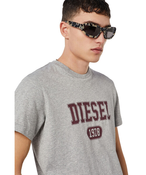 DIESEL（ディーゼル）の「メンズ Tシャツ クラック加工 サステナブル（Tシャツ/カットソー・メンズ・ホワイト/ブラック/杢グレー/レッド・LARGE/X-LARGE/X-SMALL/XX-LARGE/XXX-LARGE/SMALL/MEDIUM）」の8枚目の写真