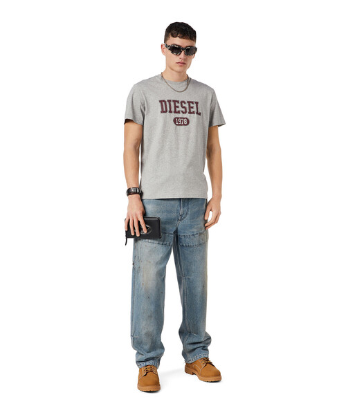 DIESEL（ディーゼル）の「メンズ Tシャツ クラック加工 サステナブル（Tシャツ/カットソー・メンズ・ホワイト/ブラック/杢グレー/レッド・LARGE/X-LARGE/X-SMALL/XX-LARGE/XXX-LARGE/SMALL/MEDIUM）」の9枚目の写真