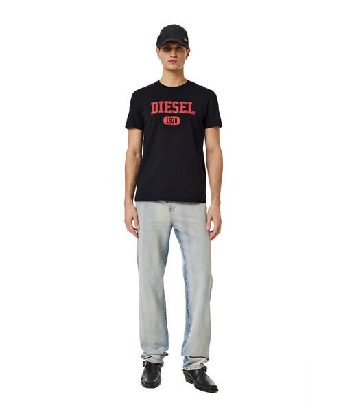 DIESEL（ディーゼル）の「メンズ Tシャツ クラック加工 サステナブル（Tシャツ/カットソー・メンズ・ホワイト/ブラック/杢グレー/レッド・LARGE/X-LARGE/X-SMALL/XX-LARGE/XXX-LARGE/SMALL/MEDIUM）」の21枚目の写真