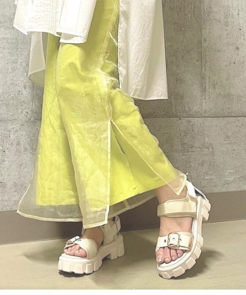 R&E（アールアンドイー）の「【R&E】ゴールドベルテッド5㎝厚底スポーツサンダル（サンダル・レディース・アイボリー/ブラック・S/M/L/LL）」の4枚目の写真