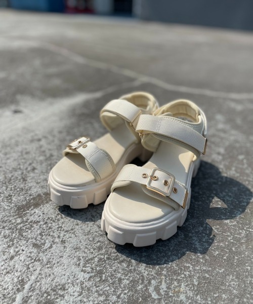 R&E（アールアンドイー）の「【R&E】ゴールドベルテッド5㎝厚底スポーツサンダル（サンダル・レディース・アイボリー/ブラック・S/M/L/LL）」の3枚目の写真