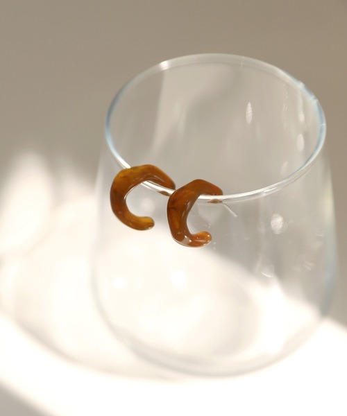 UNE MANSION（ユヌマンション）の「マーブルホマイカピアス（ピアス（両耳用）・レディース・ブラウン/グリーン/アイボリー・ONE SIZE）」の2枚目の写真