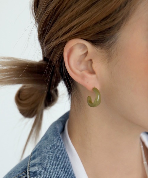 UNE MANSION（ユヌマンション）の「マーブルホマイカピアス（ピアス（両耳用）・レディース・ブラウン/グリーン/アイボリー・ONE SIZE）」の3枚目の写真