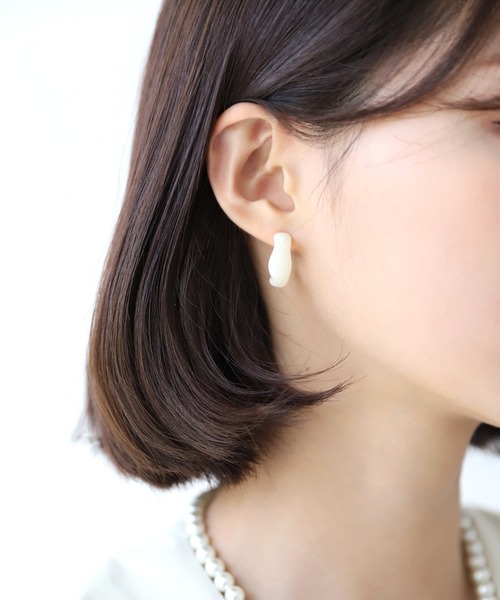 UNE MANSION（ユヌマンション）の「マーブルホマイカピアス（ピアス（両耳用）・レディース・ブラウン/グリーン/アイボリー・ONE SIZE）」の12枚目の写真