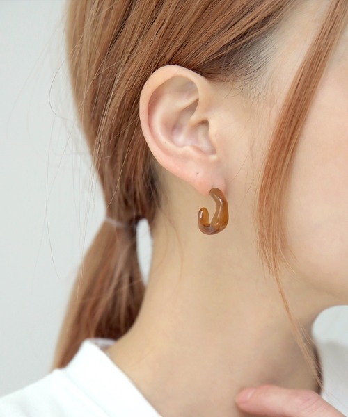 UNE MANSION（ユヌマンション）の「マーブルホマイカピアス（ピアス（両耳用）・レディース・ブラウン/グリーン/アイボリー・ONE SIZE）」の4枚目の写真