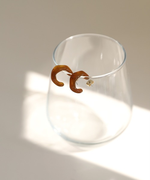 UNE MANSION（ユヌマンション）の「マーブルホマイカピアス（ピアス（両耳用）・レディース・ブラウン/グリーン/アイボリー・ONE SIZE）」の6枚目の写真