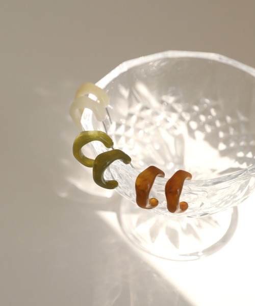 UNE MANSION（ユヌマンション）の「マーブルホマイカピアス（ピアス（両耳用）・レディース・ブラウン/グリーン/アイボリー・ONE SIZE）」の7枚目の写真