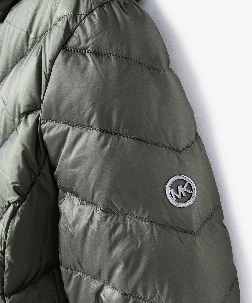 MICHAEL KORS（マイケルコース）の「シェブロン ロング パッカブルジャケット（ダウンジャケット/コート・レディース・オリーブ・S/XS）」の6枚目の写真