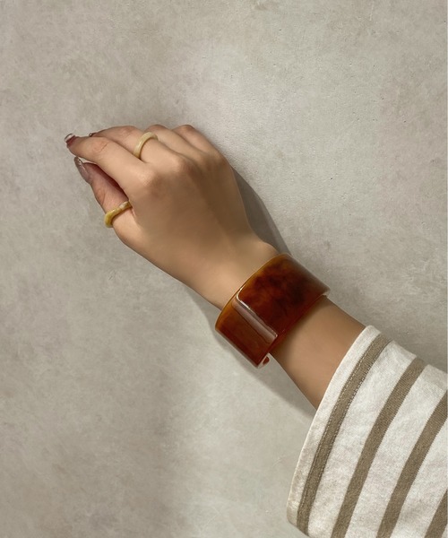 apres jour clair（アプレジュールクレア）の「【apres jour clair×ARIAZ】クリアBIGバングル【ZOZOTOWN限定アイテム】（バングル/リストバンド・レディース・ライトブラウン・FREE）」の3枚目の写真