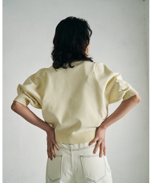 4youstory(フォーユーストーリー)の「【4youstory】ボリュームスリーブトップス(Tシャツ/カットソー・レディース・ブラック/グリーン/アイボリー・FREE)」の8枚目の写真