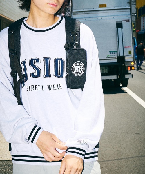 VISION STREET WEAR（ヴィジョンストリートウェア）の「【VISION STREET WEAR】ビッグシルエット リブラインアーチロゴワッペン スウェットトレーナー / スケボー刺繍 スウェットトレーナー（スウェット・レディース・チャコールグレー/ブラック/パープル/ブラウン/グリーン/グレー系1/グレー系2・MEDIUM/LARGE/X-LARGE）」の4枚目の写真