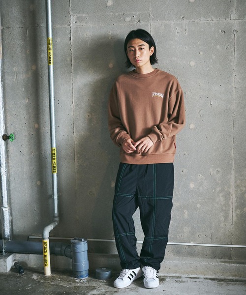 VISION STREET WEAR（ヴィジョンストリートウェア）の「【VISION STREET WEAR】ビッグシルエット リブラインアーチロゴワッペン スウェットトレーナー / スケボー刺繍 スウェットトレーナー（スウェット・レディース・チャコールグレー/ブラック/パープル/ブラウン/グリーン/グレー系1/グレー系2・MEDIUM/LARGE/X-LARGE）」の19枚目の写真