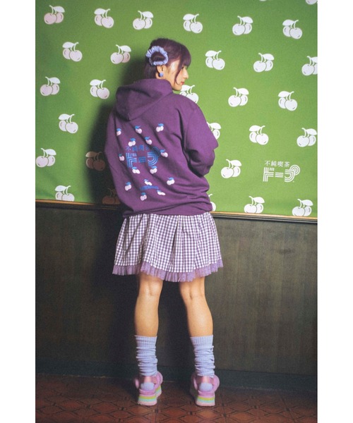 FRUIT OF THE LOOM(フルーツオブザルーム)の「『しなこ』×『不純喫茶ドープ』/パーカー チェリー(パーカー・レディース・ブラック/ピンク/ホワイト/ブルー/パープル・L/S/M/XL)」の17枚目の写真