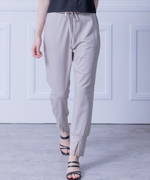 clear（クリア）の「裾スリットイージーパンツ ≪2022AW新作≫（その他パンツ・レディース・ブラック/グレイッシュベージュ・F）」の2枚目の写真