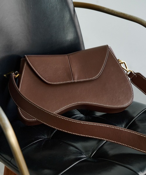 Elleme(エレメ)の「【Elleme】ベルト付きショルダーバッグ(ショルダーバッグ・レディース・ダークブラウン・FREE)」の2枚目の写真