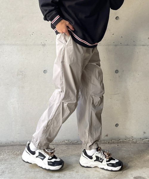 CPCM(シーピーシーエム)の「ナイロントラックパンツ(その他パンツ・メンズ・カーキ/ブラック/グレイッシュベージュ・MEDIUM/LARGE)」の2枚目の写真