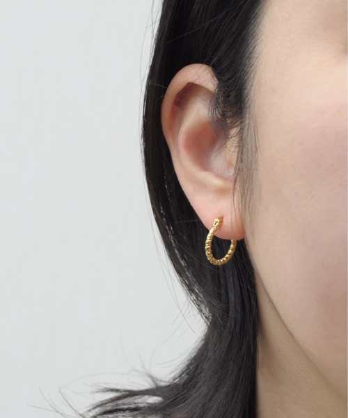 ieLS(イエルズ)の「金属アレルギー対応 「ieLS」ステンレス クロッシング デザインフープピアス(ピアス(両耳用)・メンズ・ゴールド系その他/ゴールド系その他2/ゴールド系その他3・ONE SIZE)」の4枚目の写真