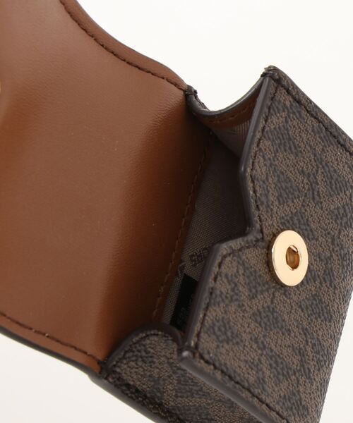 MICHAEL KORS（マイケルコース）の「JET SET TRAVEL エアーポッズ ケース（ヘッドフォン/イヤホン・レディース・ブラウン・FREE）」の3枚目の写真