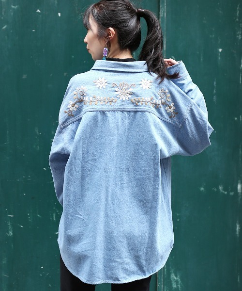 チチカカ（チチカカ）の「フラワー刺繍デニムシャツ（シャツ/ブラウス・レディース・インディゴブルー/ブルー・FREE）」の2枚目の写真