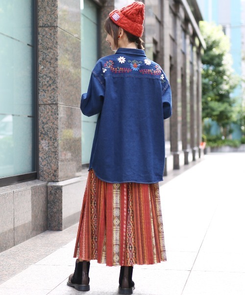 チチカカ（チチカカ）の「フラワー刺繍デニムシャツ（シャツ/ブラウス・レディース・インディゴブルー/ブルー・FREE）」の17枚目の写真