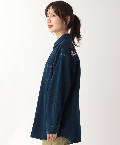 チチカカ（チチカカ）の「フラワー刺繍デニムシャツ（シャツ/ブラウス・レディース・インディゴブルー/ブルー・FREE）」の6枚目の写真