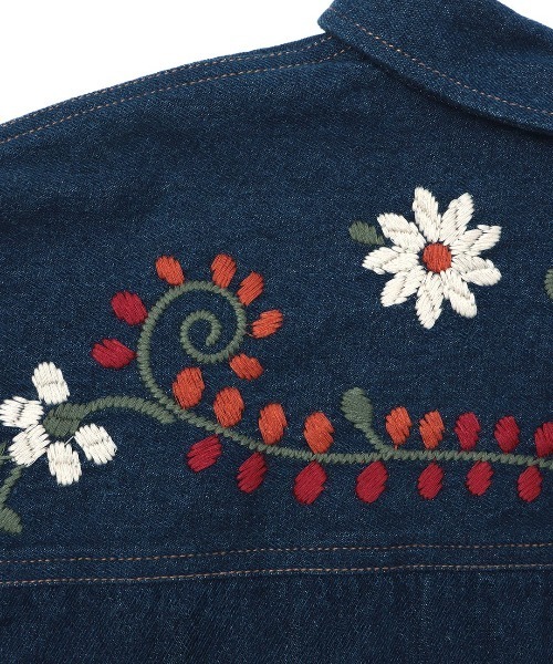チチカカ（チチカカ）の「フラワー刺繍デニムシャツ（シャツ/ブラウス・レディース・インディゴブルー/ブルー・FREE）」の4枚目の写真