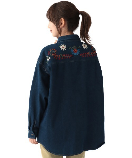 チチカカ（チチカカ）の「フラワー刺繍デニムシャツ（シャツ/ブラウス・レディース・インディゴブルー/ブルー・FREE）」の8枚目の写真
