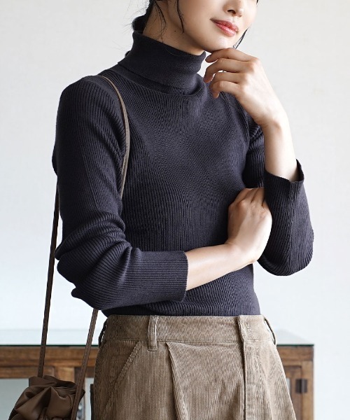 zootie（ズーティー）の「【新感覚のなめらかタッチ！】チクチクしない なめらかリブニット［タートルネック］（ニット/セーター・レディース・レッド/ライトベージュ/ブラック/ロイヤルブルー/ブラウン/チャコール/ライトピンク/杢グレー/アイボリー/ダークカーキ/イエロー系その他/ネイビー・LL/L/M）」の4枚目の写真