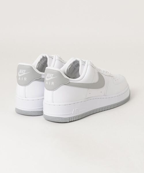 NIKE(ナイキ)の「NIKE AIR FORCE 1 '07 / ナイキ エア フォース 1 '07 【SP】(スニーカー・メンズ・ホワイト/ホワイト系その他2/ホワイト系その他・25.0cm/26.0cm/27.0cm/28.5cm/24.5cm/28.0cm/27.5cm/25.5cm/24.0cm/30.0cm/26.5cm/29.0cm)」の4枚目の写真