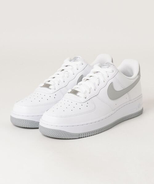 NIKE(ナイキ)の「NIKE AIR FORCE 1 '07 / ナイキ エア フォース 1 '07 【SP】(スニーカー・メンズ・ホワイト/ホワイト系その他2/ホワイト系その他・25.0cm/26.0cm/27.0cm/28.5cm/24.5cm/28.0cm/27.5cm/25.5cm/24.0cm/30.0cm/26.5cm/29.0cm)」の6枚目の写真