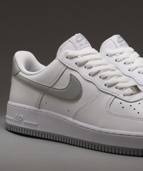 NIKE(ナイキ)の「NIKE AIR FORCE 1 '07 / ナイキ エア フォース 1 '07 【SP】(スニーカー・メンズ・ホワイト/ホワイト系その他2/ホワイト系その他・25.0cm/26.0cm/27.0cm/28.5cm/24.5cm/28.0cm/27.5cm/25.5cm/24.0cm/30.0cm/26.5cm/29.0cm)」の7枚目の写真